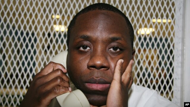 Raphael Holiday, de 36 años fue sentenciado a la pena capital por asesinato de tres menores, entre ellas su hija de 18 meses al prender fuego a la casa donde se encontraban.