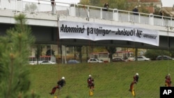 Антиядерные активисты из Greenpeace вывесили на одном из мостов Вильнюса плакат со словами «Скажите “Нет”»