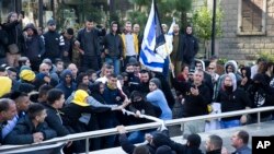 Pendukung tentara Israel sayap kanan, Sgt. Elor Azaria, berkelahi di luar sebuah pengadilan militer Israel di Tel Aviv, Israel, 4 Januari 2017. (AP Photo/Ariel Schalit)