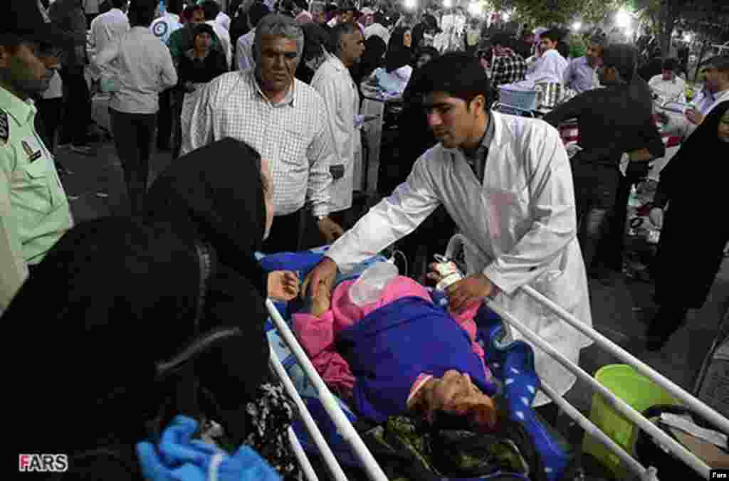 8月11日受到地震之后的阿哈尔镇的救护人员把受伤居民送往医院治疗
