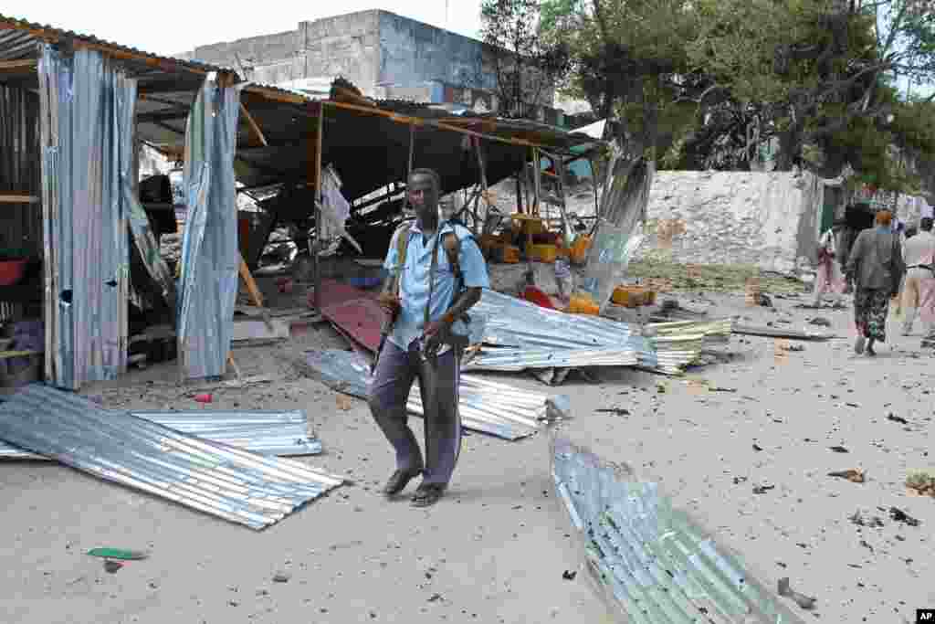Askari ka tirsan ciidanka dowladda oo dhex taagan burbuukii uu keenay qaraxii ka dhacay maxkamadda Gobalka Banadir.