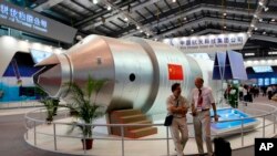 Une maquette de la station spatiale chinoise Tiangong-1 lors du 8e Salon international de l'aviation et de l'aérospatiale de Chine à Zhuhai, dans la province du Guangdong (sud de la Chine), le 16 novembre 2020.