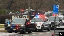 Polícia cerca escola Vida Abundante em Madison, Wisconsin