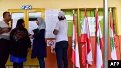 Les électeurs vérifient leurs noms sur la liste électorale d'un bureau de vote installé à l'école libanaise d'Abidjan lors des élections parlementaires au Liban, le 29 avril 2018.