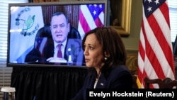 Wakil Presiden Kamala Harris mencatat saat berdiskusi soal penanganan imigran melalui konferensi video dengan Presiden Guatemala Alejandro Giammattei, dari Gedung Putih, Washington, 26 April 2021. (Foto: Evelyn Hockstein/Reuters)