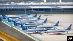 2021年4月21日，中國南方航空波音737 Max飛機停在中國烏魯木齊地窩堡國際機場停機坪邊緣。