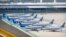 2021年4月21日，中國南方航空波音737 Max飛機停在中國烏魯木齊地窩堡國際機場停機坪邊緣。