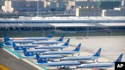 ARCHIVO - Los aviones Boeing 737 Max de China Southern Airlines están estacionados al borde de la pista en el Aeropuerto Internacional Urumqi Diwopu en Urumqi, China, el 21 de abril de 2021.