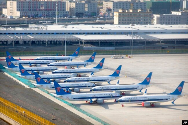 Pesawat Boeing 737 Max milik maskapai China Southern Airlines di tepi landasan Bandara Internasional Urumqi Diwopu di Urumqi, China, 21 April 2021.