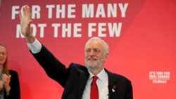 El líder del partido Laborista de Gran Bretaña, Jeremy Corbyn saluda al inicio de un evento de campaña en Londres, el 31 de octubre de 2019.