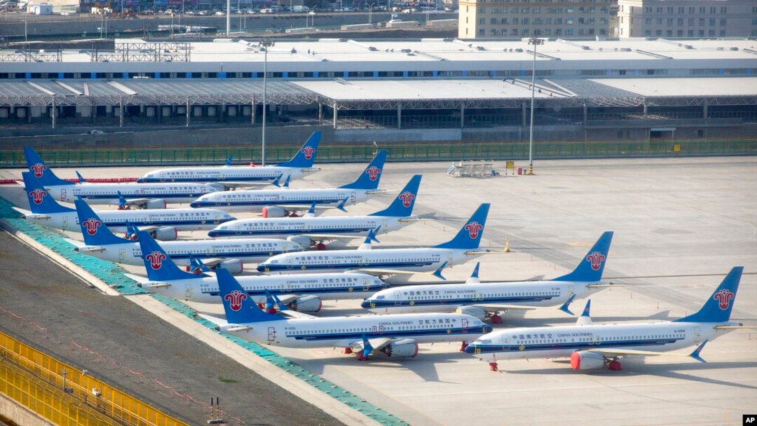 Pesawat China Southern Airlines Boeing 737 Max diparkir di tepi landasan Bandara Internasional Urumqi Diwopu di Urumqi, China, 21 April 2021. (Foto: AP)