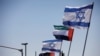 Arhiva - Nacionalne zastve Izraela i Ujedinjenih Arapskih Emirata vijore se duž autoputa the agreement to formalize ties between the two countries, in Netanya, Israel, Aug. 17, 2020. 