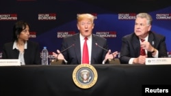 El presidente de EE.UU., Donald Trump, participa en mesa redonda sobre inmigración y la pandilla MS-13 en Bethpage, Nueva York. Mayo 23 de 2018.