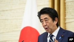 아베 신조 일본 총리가 14일 도쿄 총리관저에서 기자회견을 열고 대부분 지역에 대한 코로나 긴급사태 해제를 발표했다.