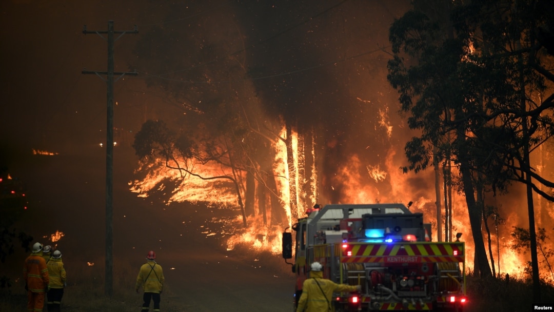Petugas Dinas Pemadam Kebakaran New South Wales, berupaya memadamkan api kebakaran di dekat Wheelbarrow Ridge Road, Colo Heights, barat laut Sydney, Australia, 19 November 2019. (Foto: dok).