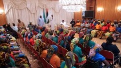 Lokacin da Buhari yake ganawa da wasu daga cikin 'yan matan Chibok da aka kubutar a 2017