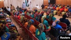 Presiden Nigeria, Muhammadu Buhari menerima 82 siswi Chibok yang baru dibebaskan dari militan Boko Haram, dalam pertemuan di Abuja, Minggu (7/5). 