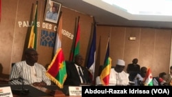 Les représentants du G5 Sahel au Palais des Congrès à Niamey, au Niger, le 17 juillet 2018. (VOA/Abdoul-Razak Idrissa)