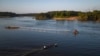 Warga melintasi sungai Essequibo di Guyana, pada 10 april 2023. Wilayah Essequibo kini menjadi perebutan antara Venezuela dan Guyana. (Foto: AP/Matias Delacroix)