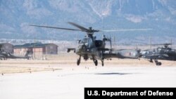한국 원주의 캠프 이글 미군기지에서 미 육군 AH-64 아파치 공격헬기가 이륙하고 있다.