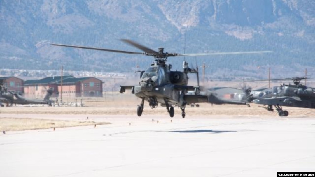 한국 원주의 캠프 이글 미군기지에서 미 육군 AH-64 아파치 공격헬기가 이륙하고 있다.