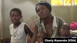 Rebecca Kawete avec ses deux enfants souffrant de malnutrition à l'hôpital de référence de Minova, RDC, 13 Février 2018. (VOA/Charly Kasereka)