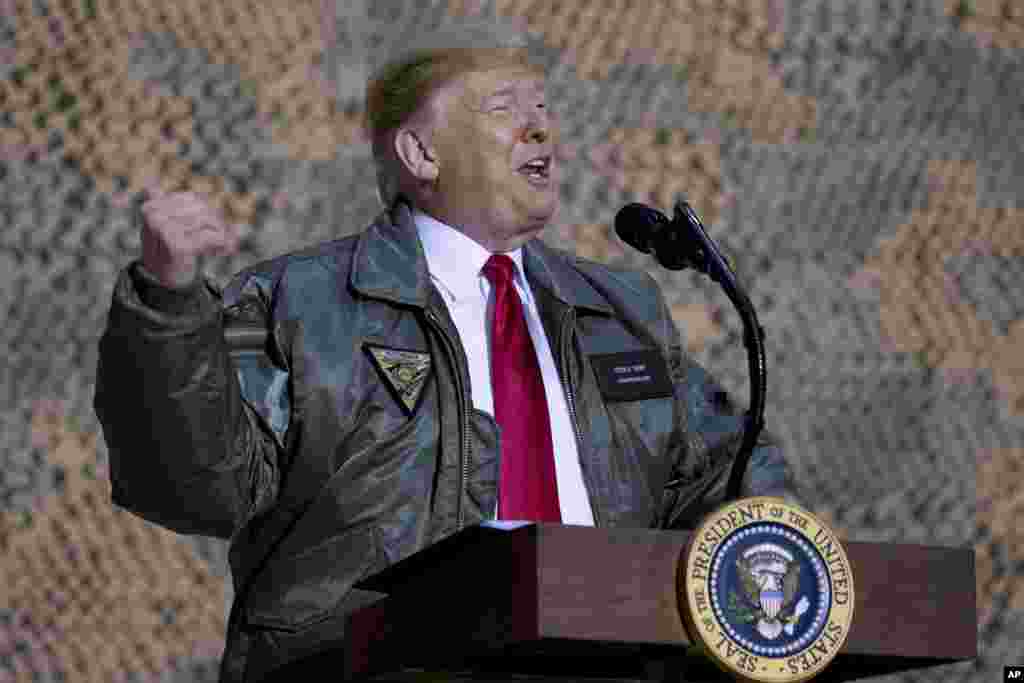 El presidente Donald Trump habla en un mitin en la base aérea de Al Asad, Irak, el miércoles 26 de diciembre de 2018. 