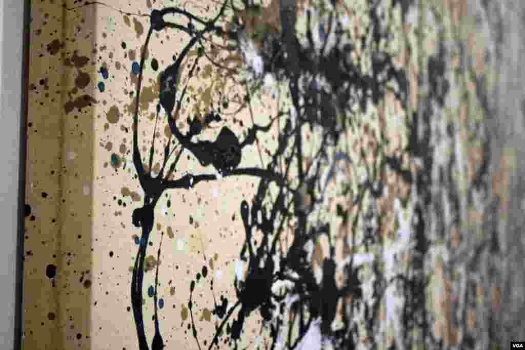 Tambi&eacute;n alberga grandes obras contempor&aacute;neas del arte norteamericano, como los inmensos murales abstractos de Jackson Pollock. 