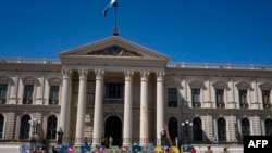 Soldados patrullan frente al edificio del Palacio Nacional en la plaza Barrios en el centro histórico de San Salvador el 31 de enero de 2024.