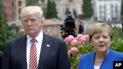 Presiden AS Donald Trump didampingi oleh Kanselir Jerman Angela Merkel dalam pertemuan G7 di Taormina, Italia, 26 May 2017. 