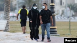 Un couple se promène à Qatif, en Arabie saoudite, le 10 mars 2020.