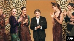 El diseñador de modas Emanuel Ungaro aplaude y es aplaudido por sus modelos el 16 de marzo de 1997 en París al final de la presentación de su colección Otoño/invierno 1997/98. AFP/Pierre Verdi.