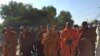 ព្រះតេជគុណ លួន សូវ៉ាត នៅ​ក្នុង​ដៃ​មាន​កាមេរ៉ា​និមន្ត​ដើរ​ចេញ​ពី​ផ្លូវ​វេង ស្រេង​ ដោយ​ការ​បង្ខំ​ពី​ក្រុម​អាជ្ញាធរ​មាន​សមត្ថកិច្ច​ នៅព្រឹកថ្ងៃ​អាទិត្យ​​​ទី​៣​ ខែ​មករា​ ឆ្នាំ​ ២០១៦។ (ដោយ​ហ៊ុល រស្មី/VOA)