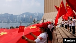 资料照：在香港的亲北京人士挥舞中国国旗庆祝中国国庆日。（2021年9月28日）