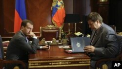 지난 2010년 드미트리 메드베데프 러시아 총리(왼쪽-당시 러시아 대통령)가 알렉산드르 코노발로프 러시아 법무장관과 만나 대화를 나누고 있다. (자료사진)