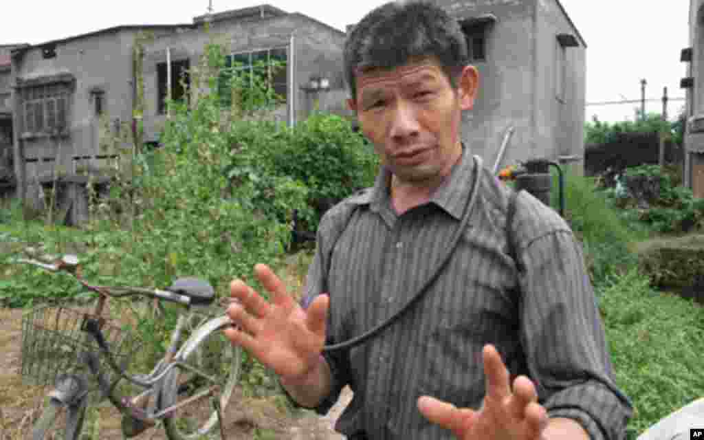 村民在跟记者交谈中指责地方官员胡作非为