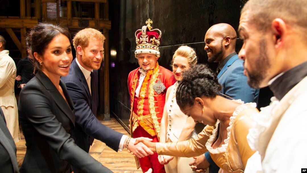 Pangeran Harry dan Duchess of Sussex Meghan Markle bertemu dengan para pemeran dan kru drama di Victoria Palace Theatre, London, 29 Agustus 2018.