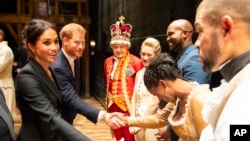 Pangeran Harry dan Duchess of Sussex Meghan Markle bertemu dengan para pemeran dan kru drama di Victoria Palace Theatre, London, 29 Agustus 2018.