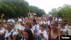 Felices y cantando el himno nacional de su país las mujeres venezolanas que forzaron un control en un puente internacional regresaron a Táchira tras comprar alimentos y medicinas en Cúcuta, Colombia.