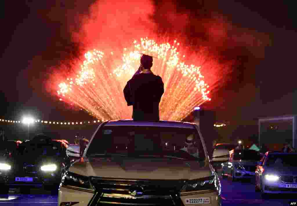 សិស្សវិទ្យាល័យ Bahrain Bayan និងក្រុមគ្រួសាររបស់ពួកគេកំពុងទស្សនាកាំជ្រួចនៅឯពិធីសម្ដែងសៀក Bahrain International Circuit ក្នុងទីប្រណាំងរថយន្ត Sakhir កាលពីថ្ងៃទី ១០ មិថុនា ២០២០ នៅខាងត្បូងទីក្រុង Manama បន្ទាប់ពីពួកគេបានប្រារព្ធពិធីបញ្ចប់ការសិក្សា។