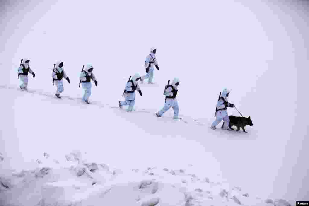 Soldiers of China&#39;s People&#39;s Liberation Army (PLA) patrol in temperatures below minus 10&deg; C at China&#39;s border with Russia in Heihe, Heilongjiang province, Feb. 21, 2015.