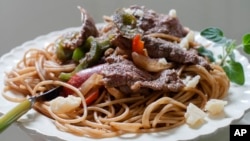 ARSIP – Foto arsip yang diambil tanggal 9 Juni 2014 ini memperlihatkan sepiring steak dan pasta keju di Concord, N.H. (foto: AP Photo/Matthew Mead)