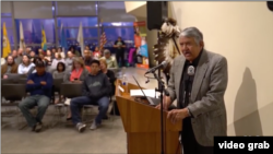 Howard Rainer, warga Amerika keturunan Indian dari suku Taos Pueblos, di Museum Sejarah Alam, Utah. (Foto: Videograb)