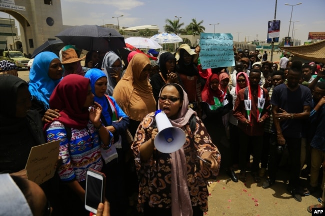 Sudanese demonstrators rally near the military headquarters in the capital Khartoum, April 16, 2019. Protesters toughened their stance Tuesday by calling for the dissolution of the transitional military council, to be replaced immediately with a civilian power.