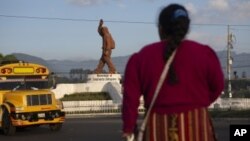 Una mujer indígena quiche mira un monumento a los migrantes en Salcaja, Guatemala, el 7 de junio de 2019.