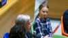 Aktivis lingkungan Swedia, Greta Thunberg, mendengarkan Sekretaris Jenderal PBB, Antonio Guterres, di KTT Iklim, markas PBB, 21 September 2019. (Foto: AP/ Eduardo Munoz Alvarez)