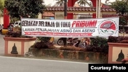 Spanduk bernada rasialisme terhadap keturunan China di depan sebuah vihara di Yogyakarta. (Courtesy Andi Setiono/Yogyakarta)