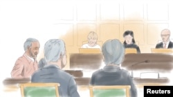 قاضی توماس ساندر در قسمت راست تصویر در بالا- حمید نوری، سمت چپ تصویر - دادگاه استکهلم، سوئد