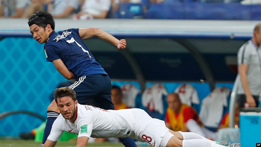 Pemain timnas Polandia, Bartosz Bereszynski (depan), bersaing berebut bola dengan pemain Jepang, Gaku Shibasaki, dalam laga penyisihan Grup H Piala Dunia 2018 antara Jepang dan Polandia di Volgograd Arena di Volgograd, Rusia, 28 Juni 2018. 