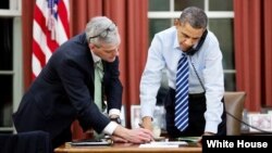 Presiden Barack Obama bersama Kepala Staf Gedung Putih Denis McDonough di Kantor Oval, Washington DC (Foto: dok). Presiden Obama telah mengeluarkan memo untuk Menlu Kerry agar dapat mempertimbangkan bantuan miiter bagi Somalia, Senin (8/4).